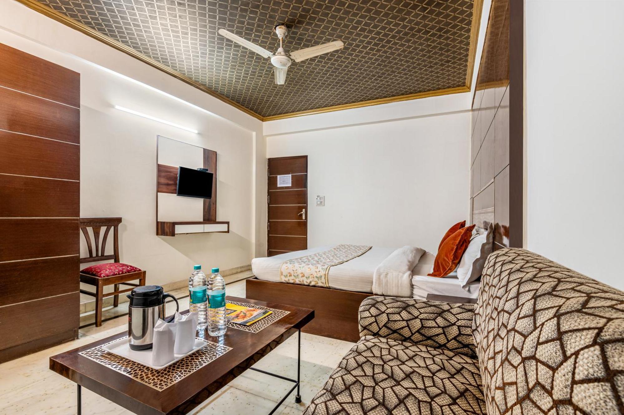 Hotel Nice Palace Delhi  Exterior photo